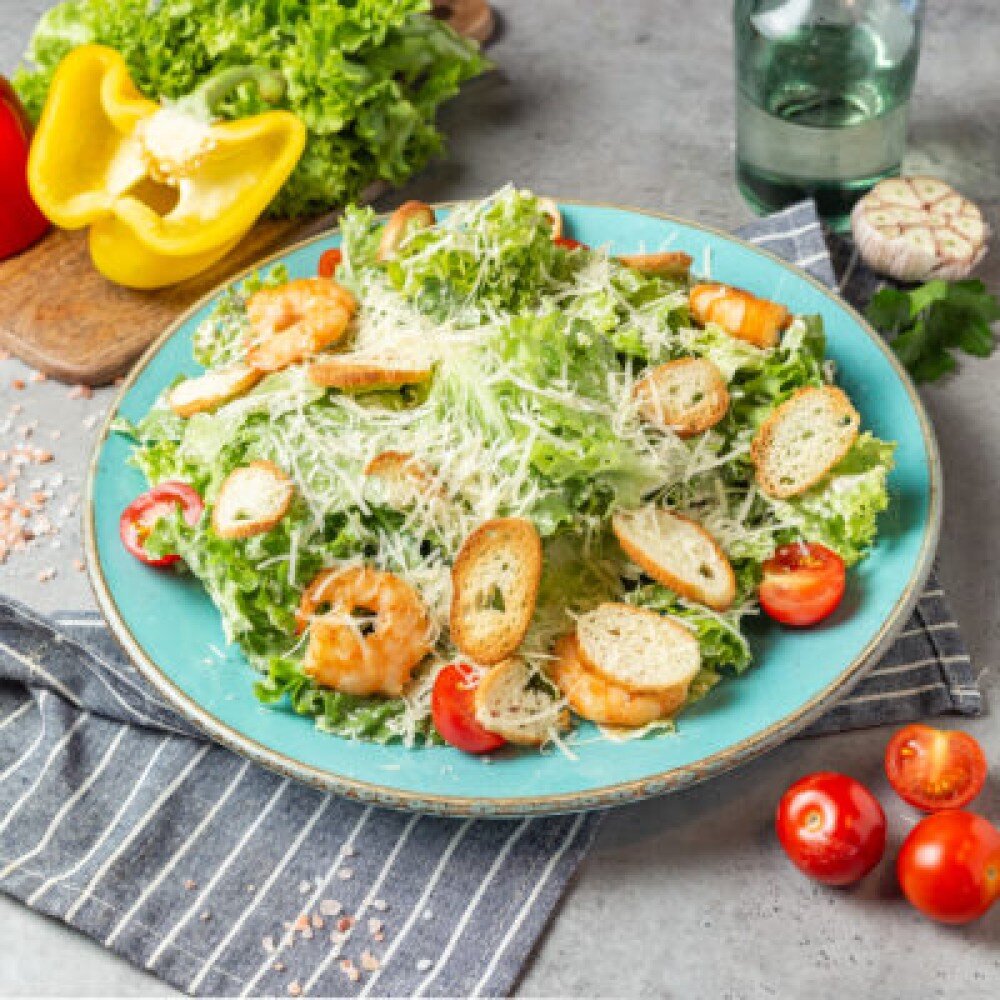 Салат цезарь с креветкой
