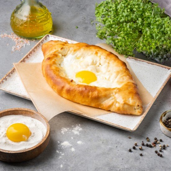 Хачапури с сыром и яйцом