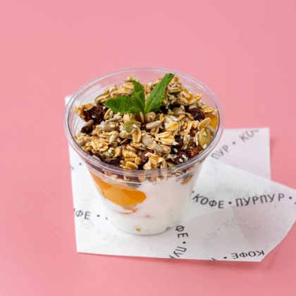 Йогурт домашний с персиком и гранолой