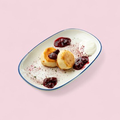 Сырники со сметаной и вишневым компоте