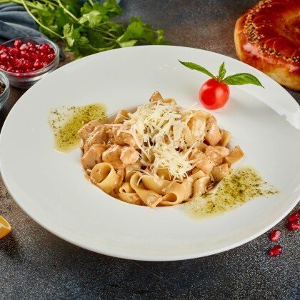 Паста песто с курицей