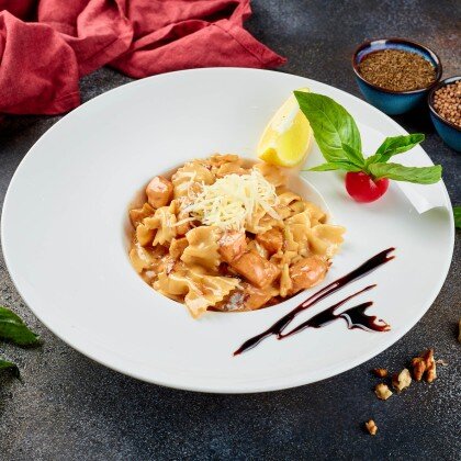 Паста фарфалле с семгой