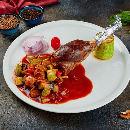 Рулька баранина с овощами