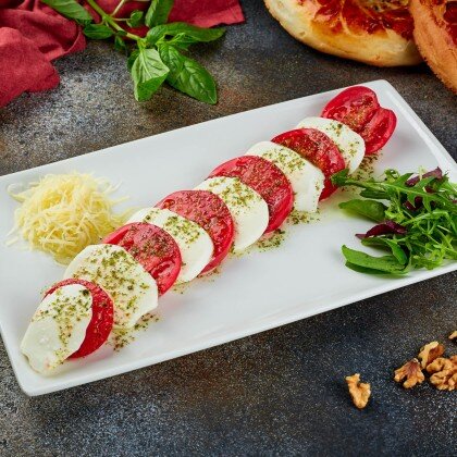 Моцарелла с томатами