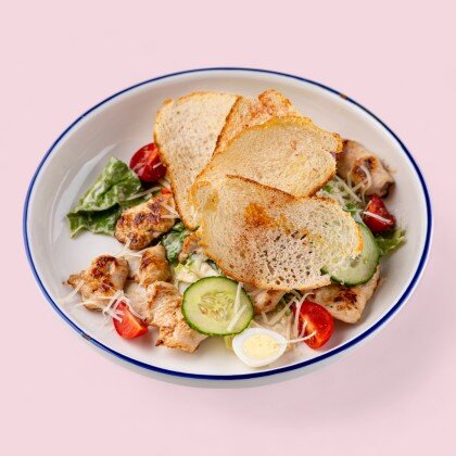 Салат Цезарь с курицей