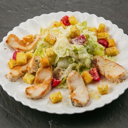 Салат цезарь с курочкой