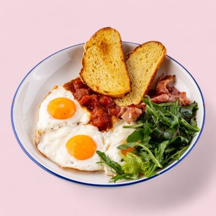 Яичница глазунья с томатным соусом и беконом