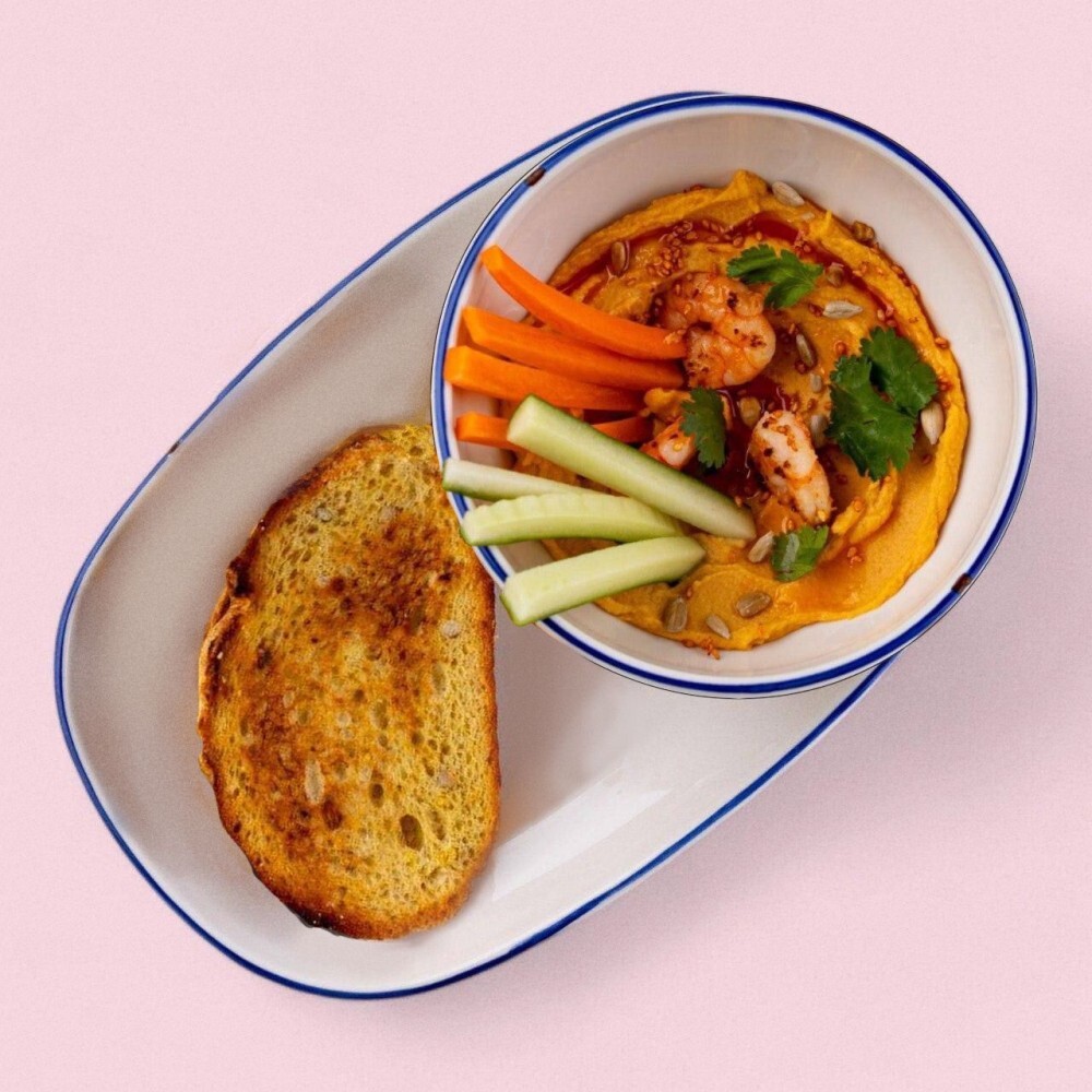 Пряный хумус с креветкой и овощами
