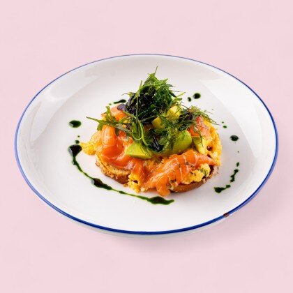 Скрембл с форелью и авокадо