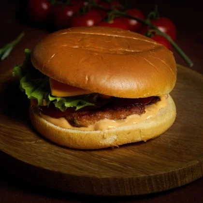 Бургер с говяжьей котлетой