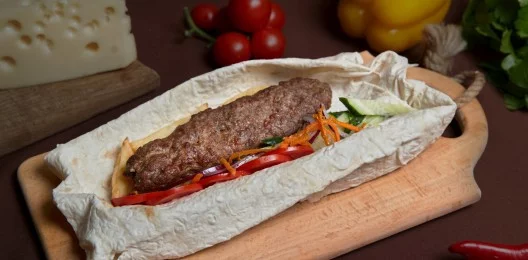 Люля кебаб из говядины в лаваше с овощами