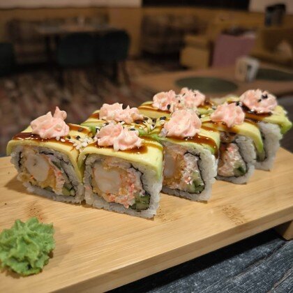 Ролл с авокадо и хрустящей креветкой под соусом песто