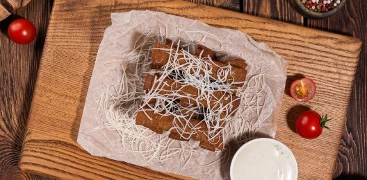 Гренки с чесночным соусом