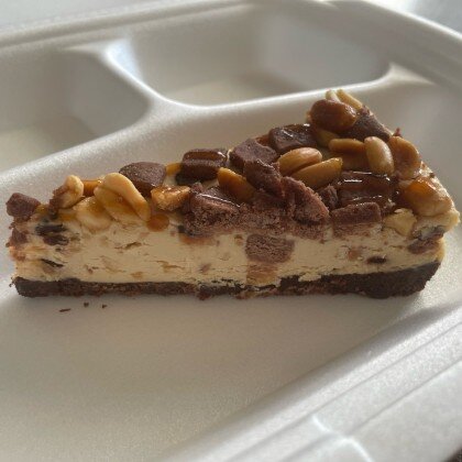 Чизкейк карамельно-арахисовый