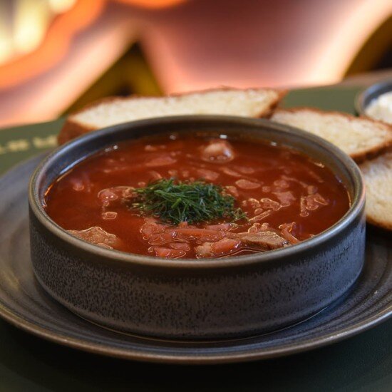 Борщ с чесночными пончиками