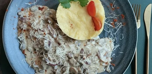 Говядина  «По-строгановски» с картофельным пюре