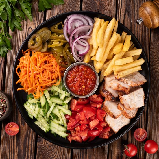 Шаверма на тарелке с аджикой