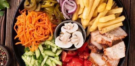 Шаверма на тарелке с грибами