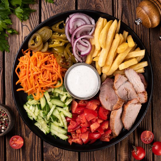 Шаверма на тарелке со свининой