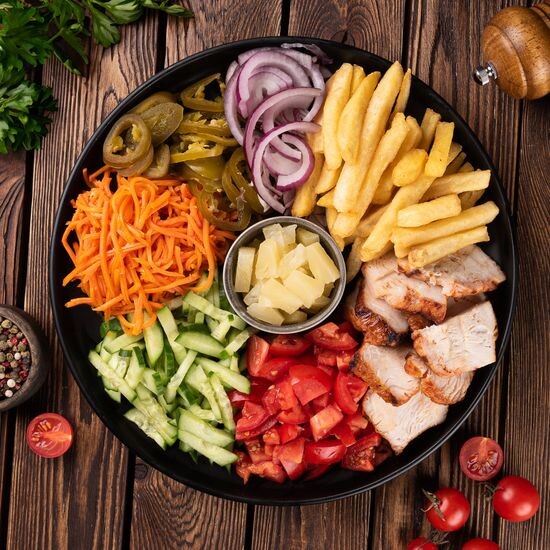 Шаверма на тарелке с ананасом