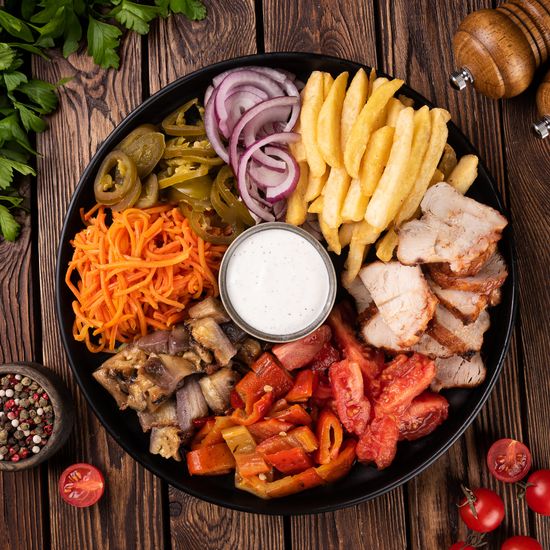 Шаверма на тарелке с овощами на мангале