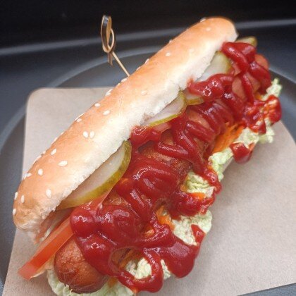 Хот-дог с маринованными овощами