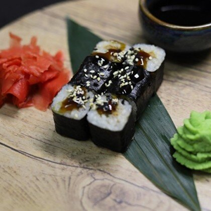 Маки с угрем