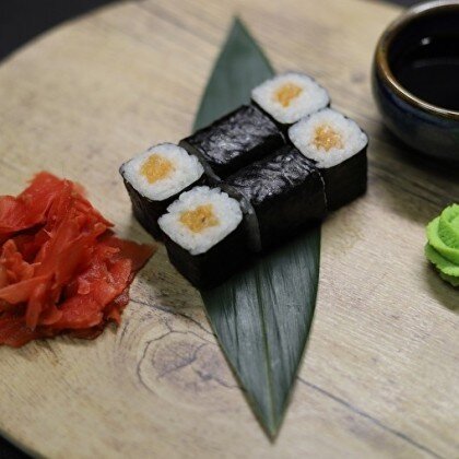 Маки с лососем