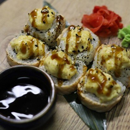 Ролл запеченный с лососем