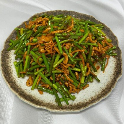 31. Побеги чеснока со свининой