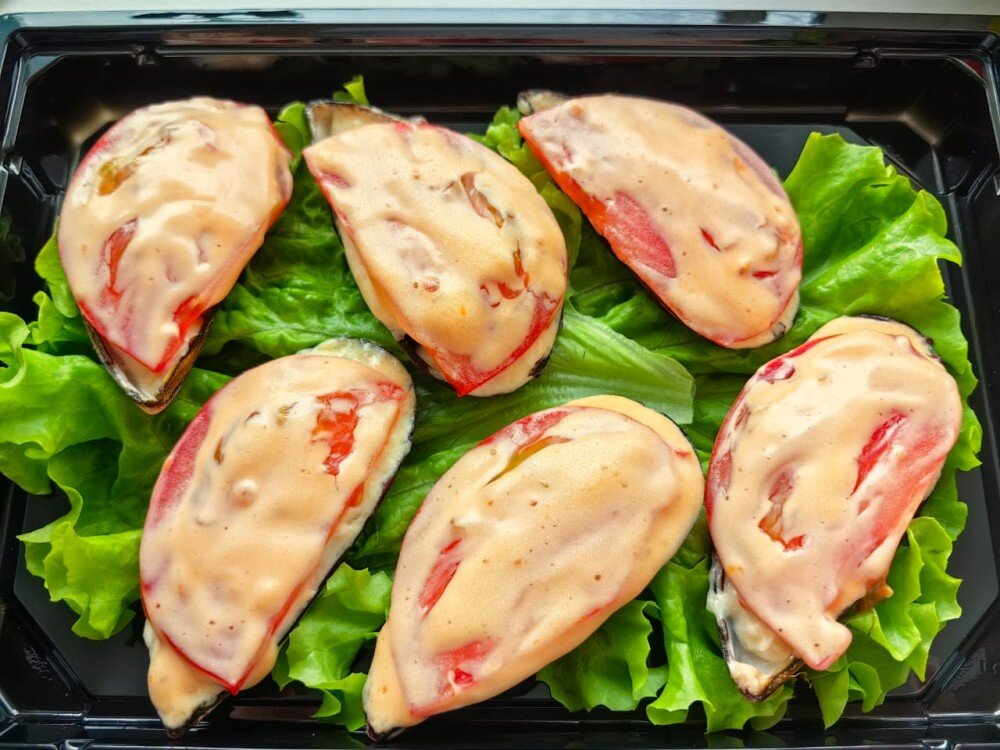 Запеченые мидии с помидором