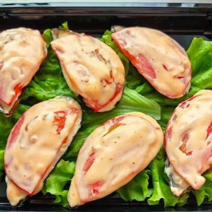 Запеченые мидии с помидором