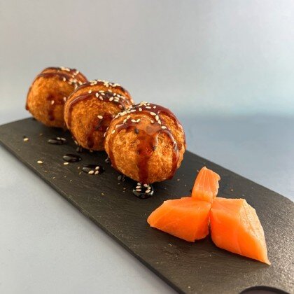 Рисовые шарики с лососем