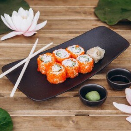 Ролл «Тунец еллоуфин» с тобико и чили-перцем