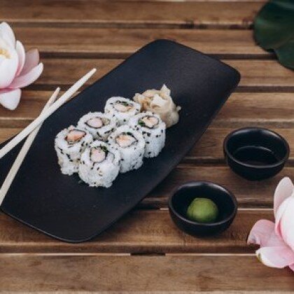 Ролл с креветкой и манго