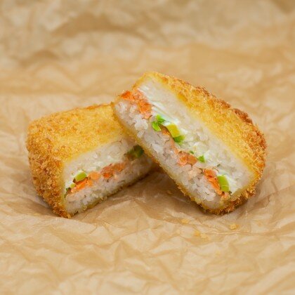 Онигири темпура с лососем