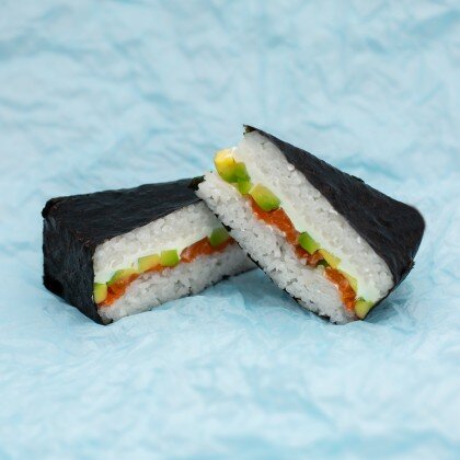 Онигири с лососем