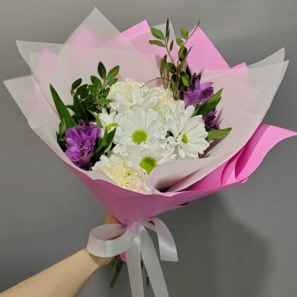 Сборный букет с хризантемой и альстромерией