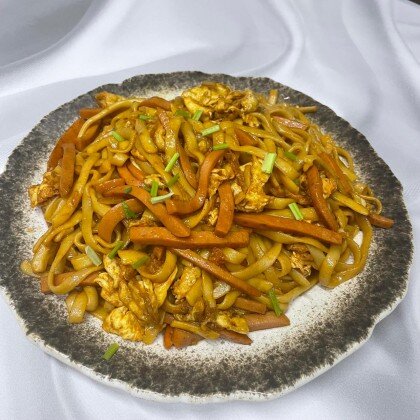 110. Жаренная лапша с колбасой и яйцом