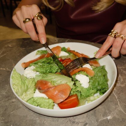 Салат с лососем и творожным сыром