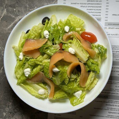 Салат с лососем и творожным сыром