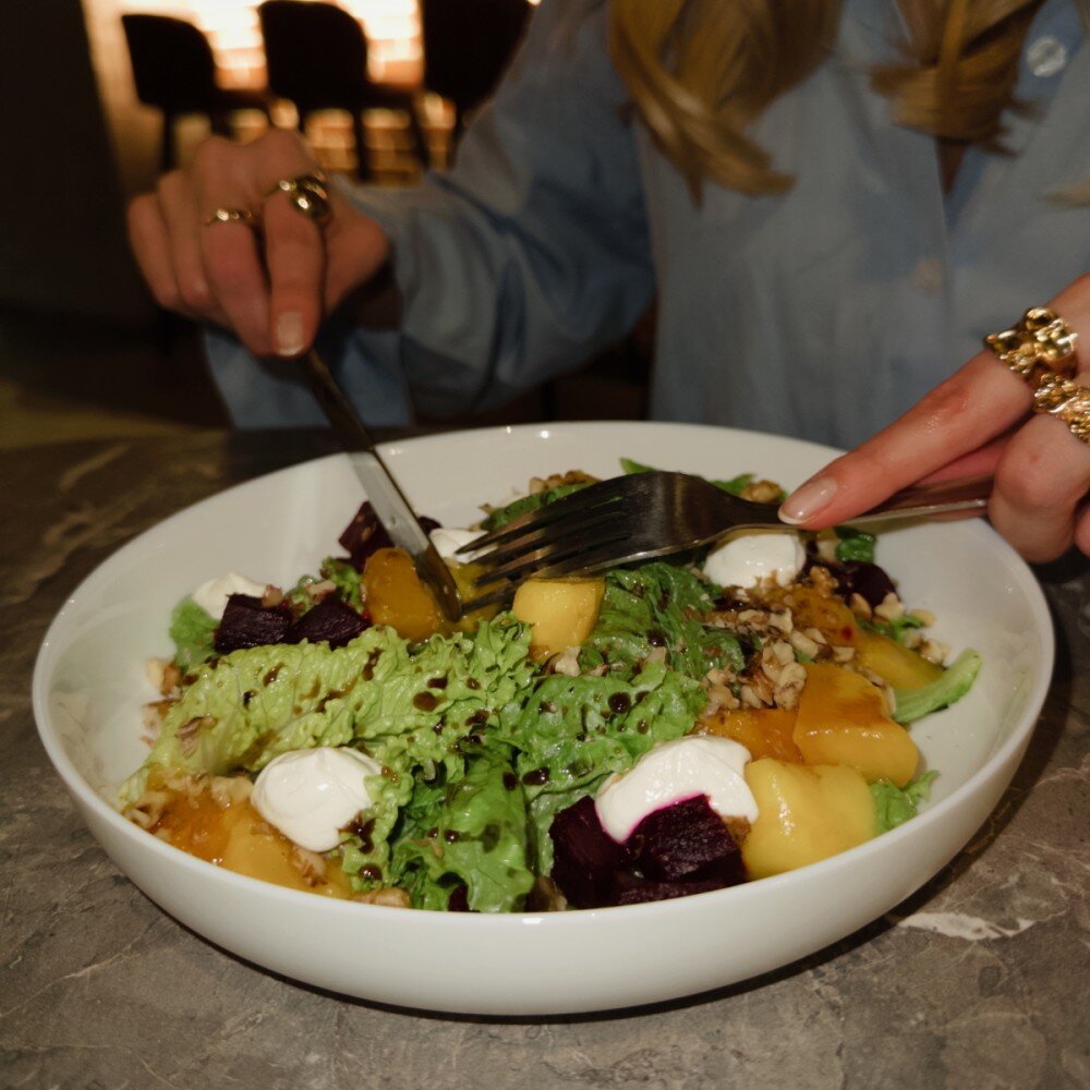 Салат с манго, сыром и бальзамиков