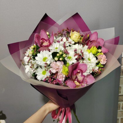 Сборный букет с хризантемами и орхидеей