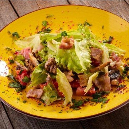 Салат с языком, беконом и грибами, микс салатом, помидором и фирменным соусом