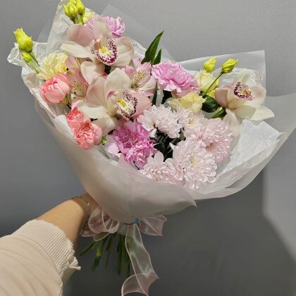 Сборный букет с Кустовой хризантемой и орхидеей