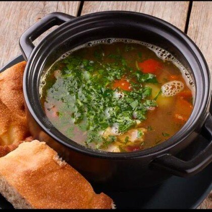 Суп с говядиной, красной фасолью, болгарским перцем, кинзой