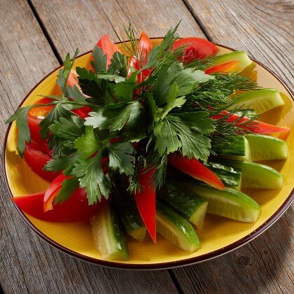 Овощное ассорти с пучком зелени