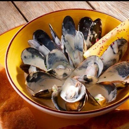 Мидии в сливочно-кокосовом соусе с имберем и чесночным маслом