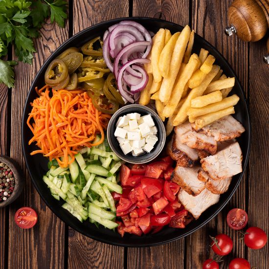 Шаверма на тарелке с брынзой