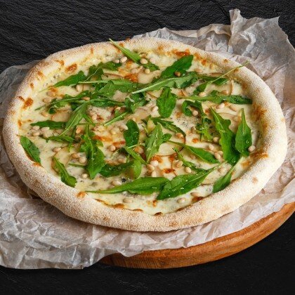 Пицца с грушей и рукколой